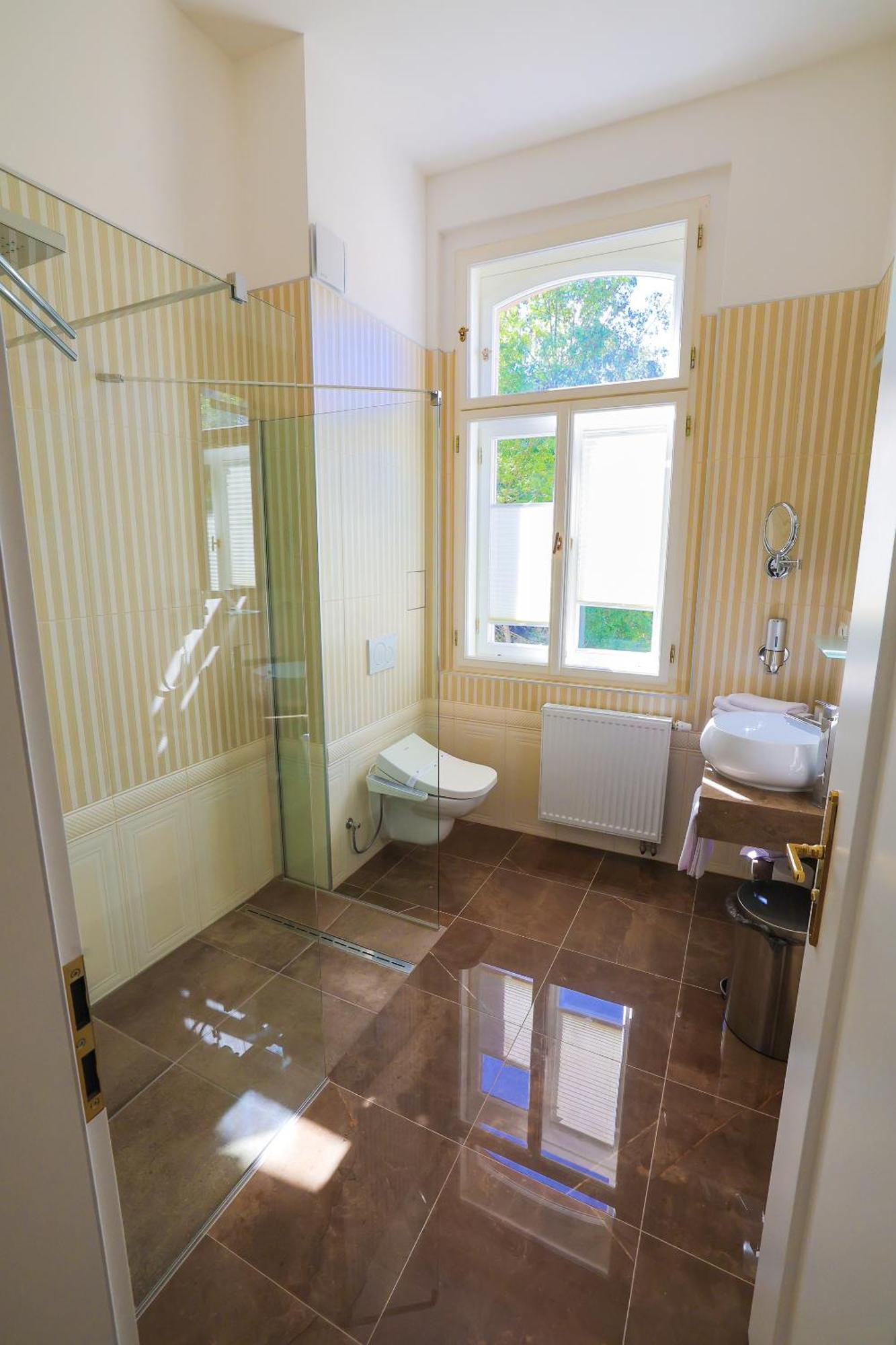 Boutique Hotel Ambiente ****+ Karlovy Vary Bagian luar foto