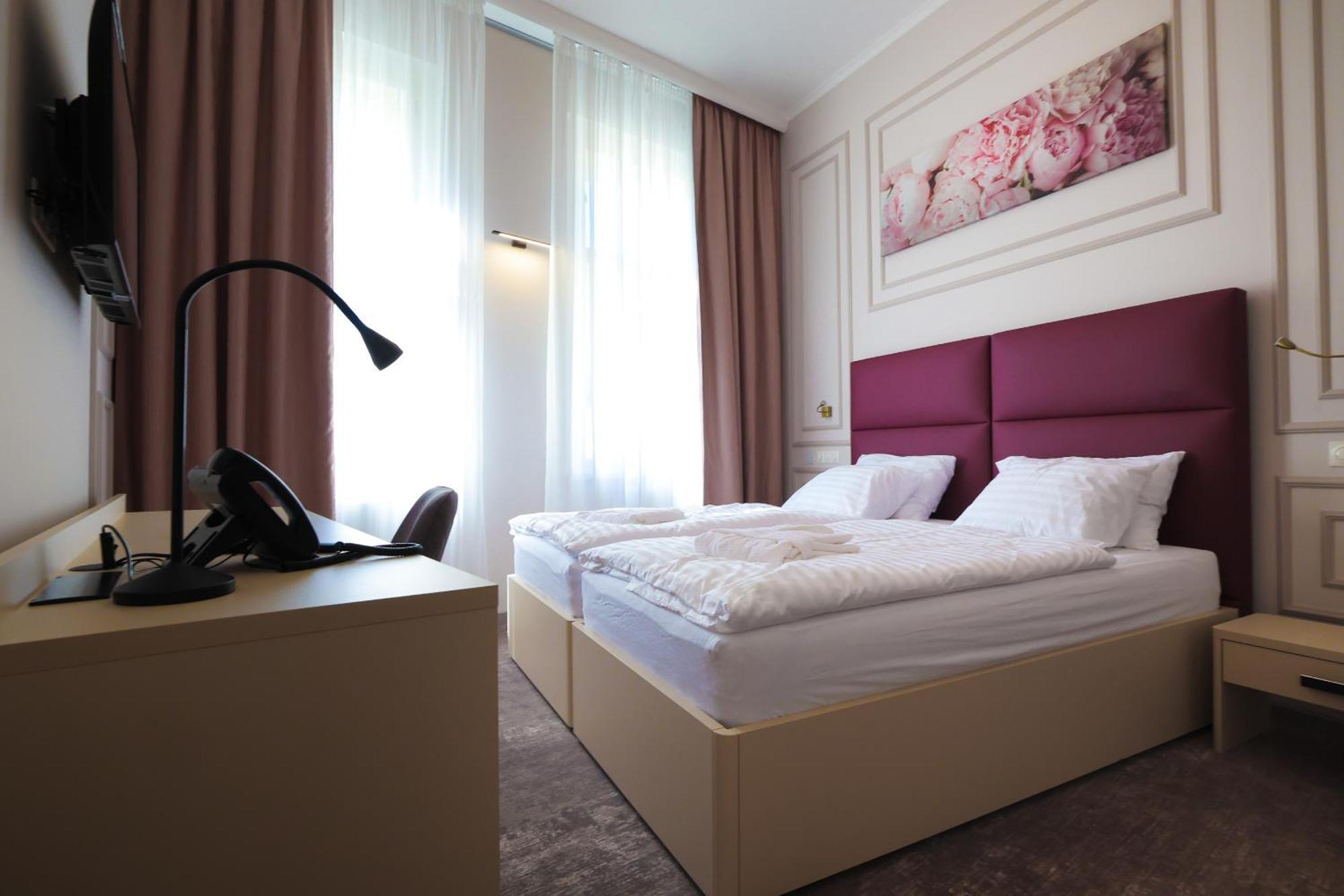 Boutique Hotel Ambiente ****+ Karlovy Vary Bagian luar foto