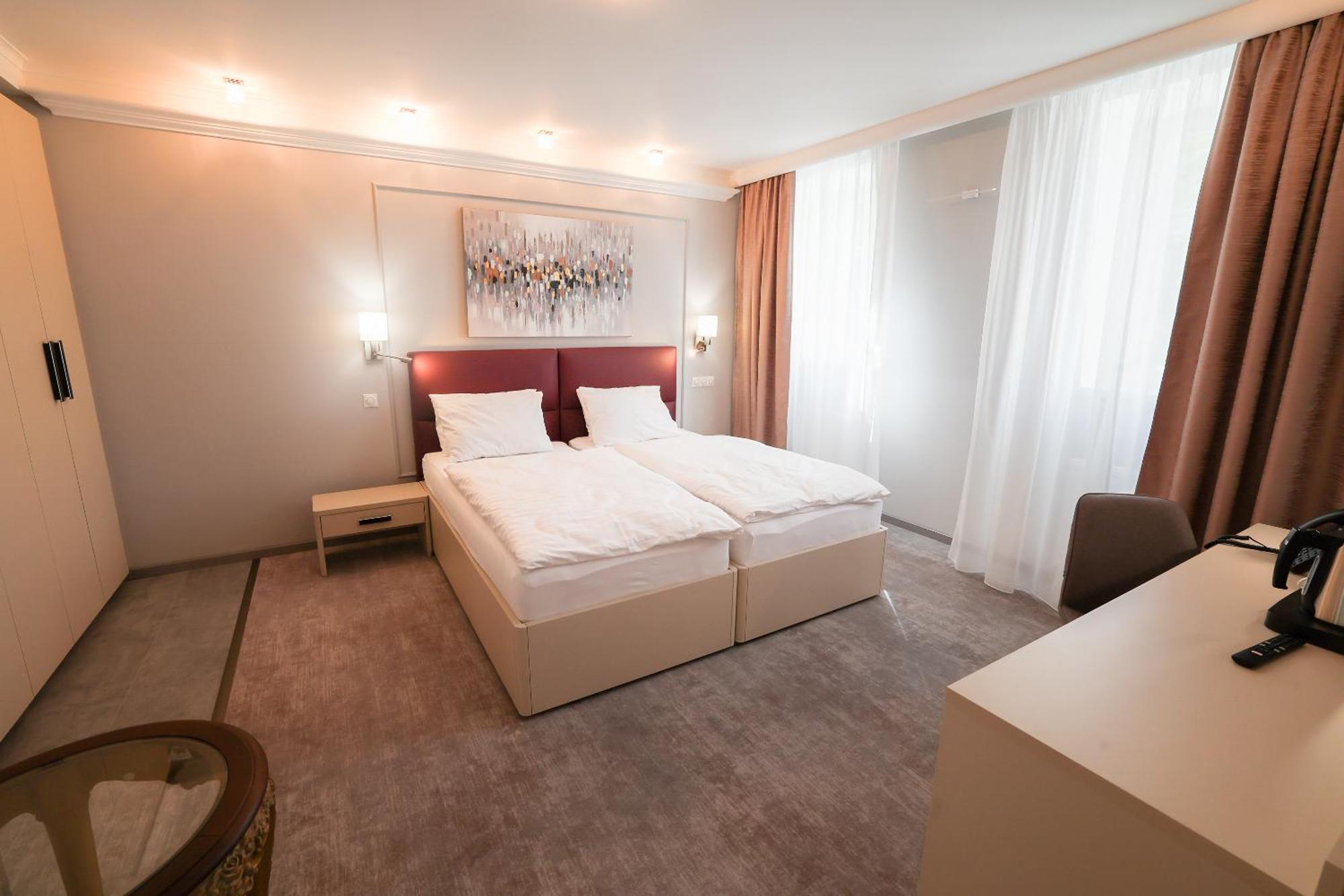 Boutique Hotel Ambiente ****+ Karlovy Vary Bagian luar foto