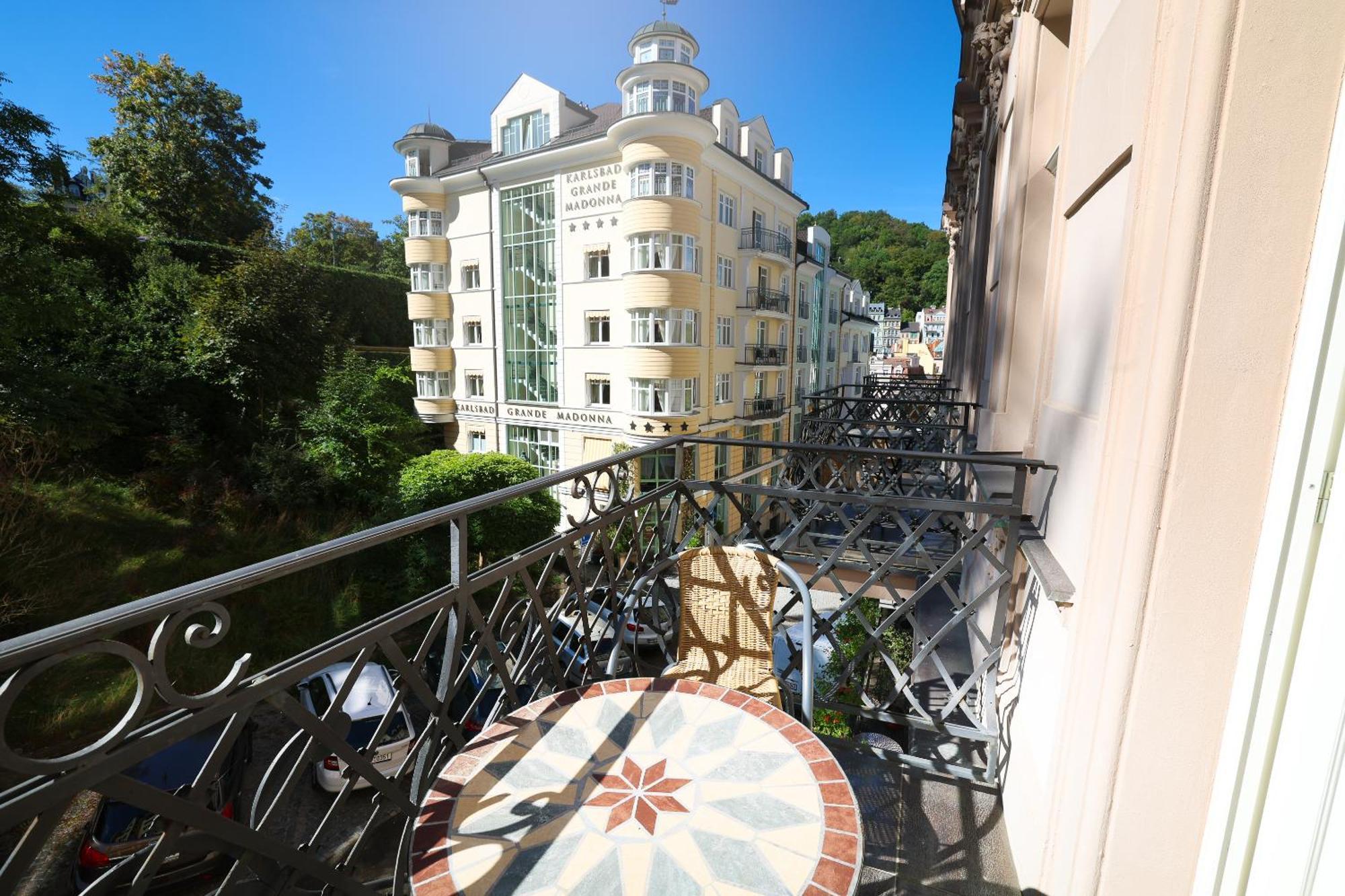 Boutique Hotel Ambiente ****+ Karlovy Vary Bagian luar foto