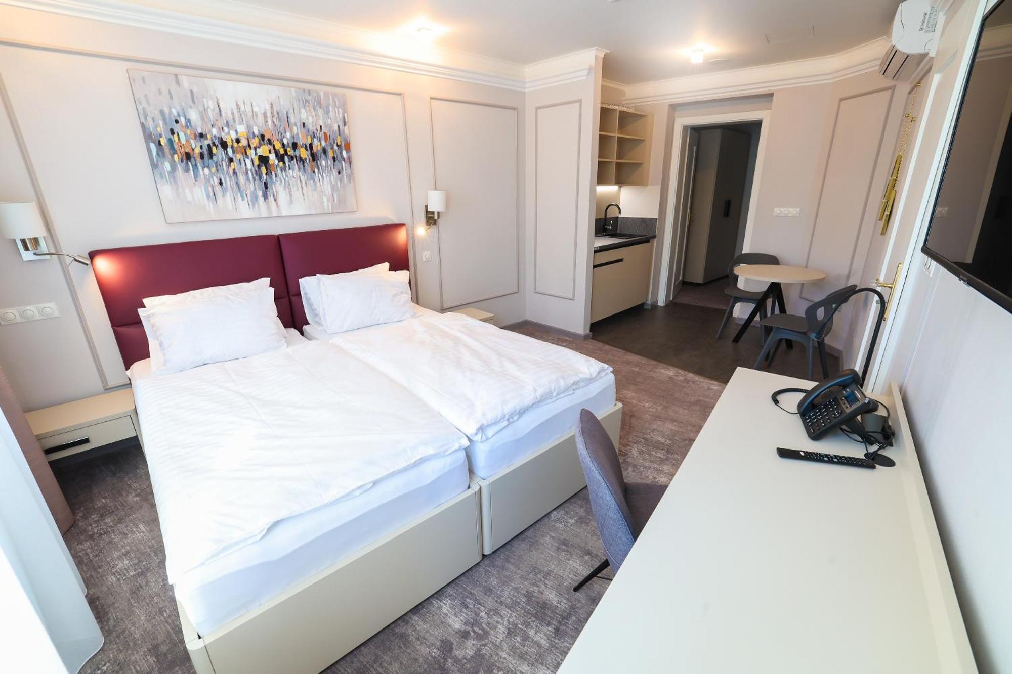 Boutique Hotel Ambiente ****+ Karlovy Vary Bagian luar foto
