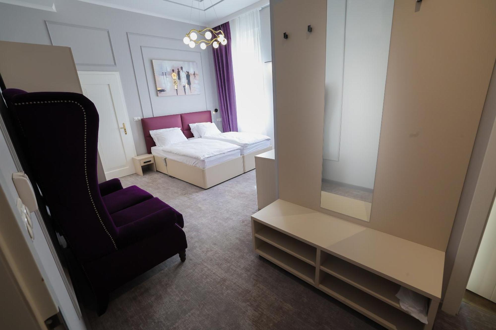 Boutique Hotel Ambiente ****+ Karlovy Vary Bagian luar foto