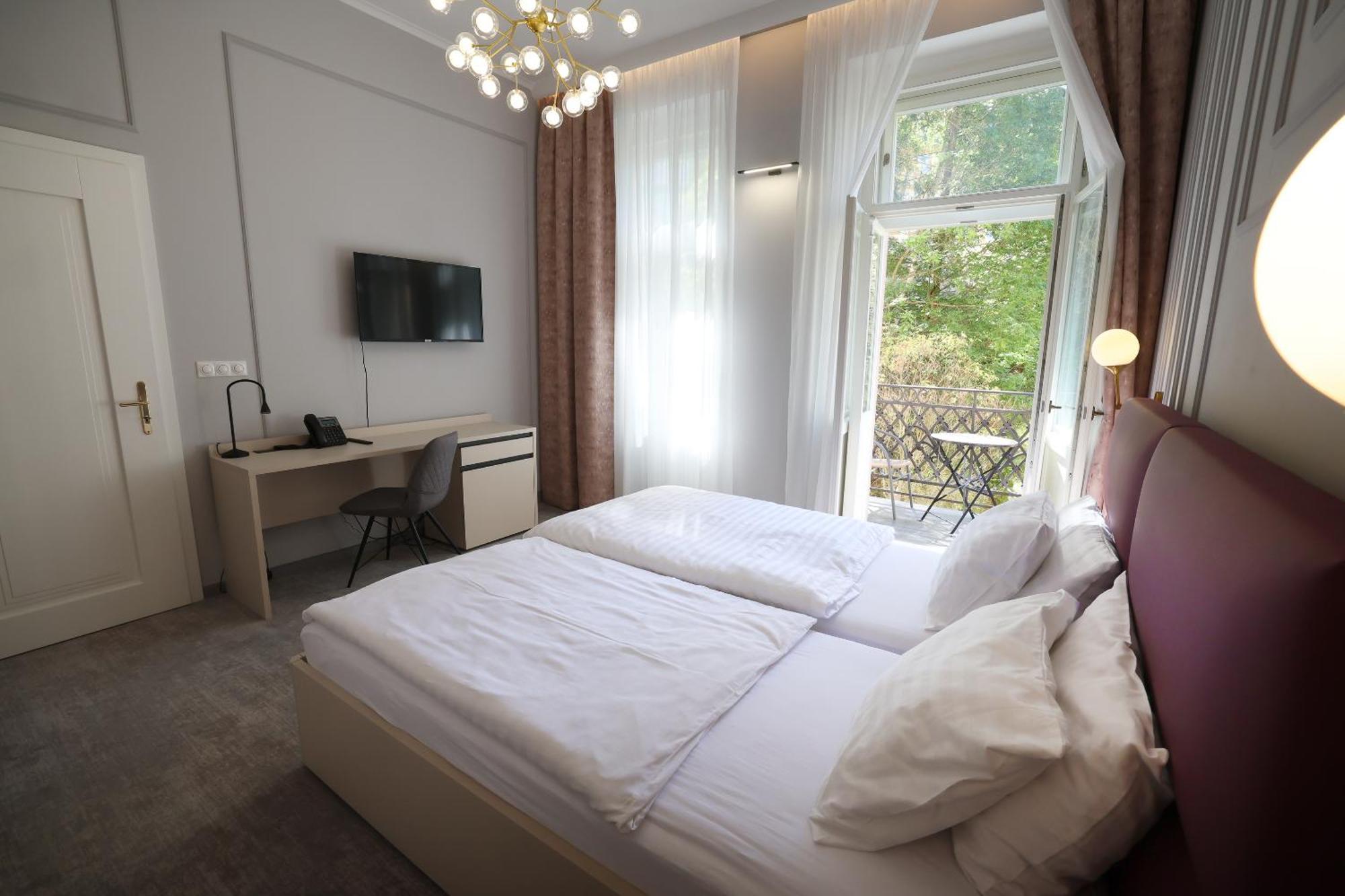 Boutique Hotel Ambiente ****+ Karlovy Vary Bagian luar foto