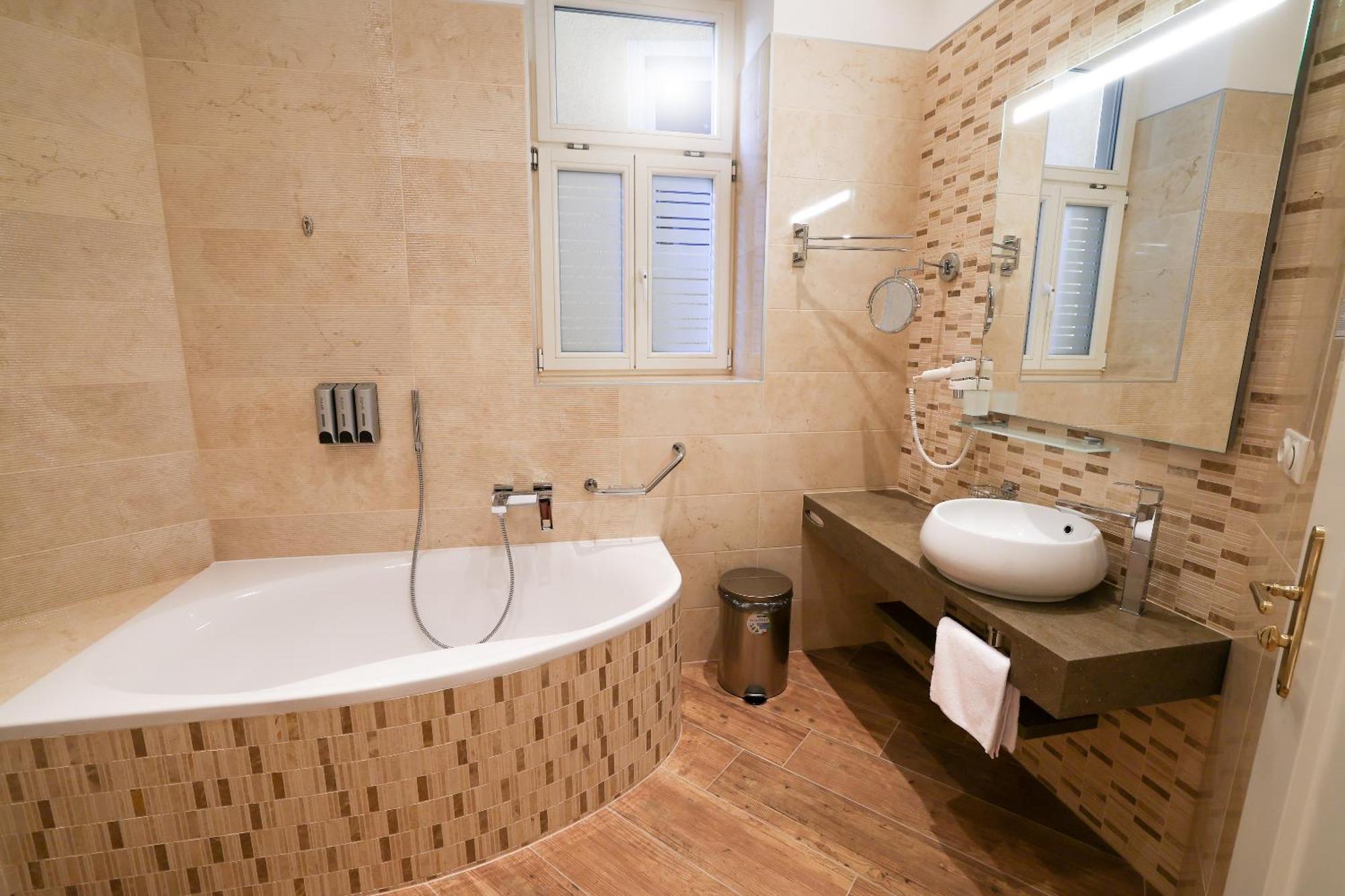 Boutique Hotel Ambiente ****+ Karlovy Vary Bagian luar foto